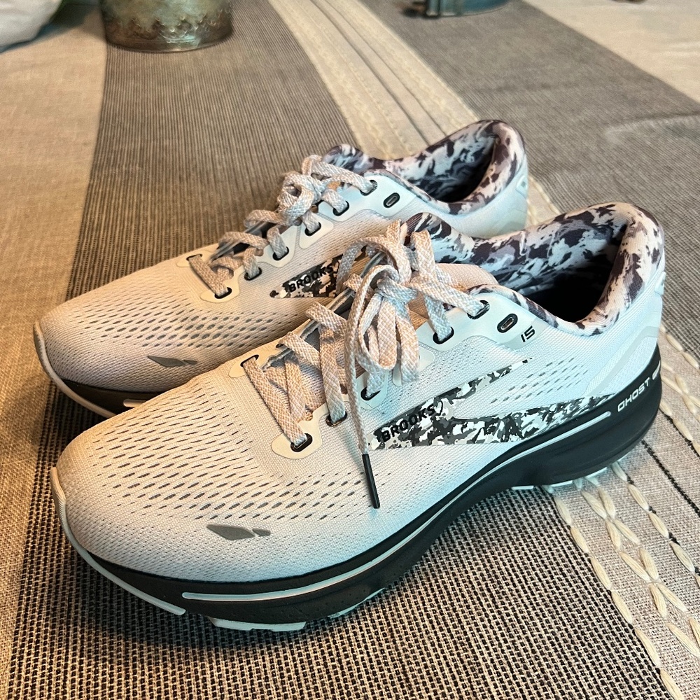 Brooks Ghost 15 Road Running Sneakers Shoes White Ebony Oyster Women's Sz 8.5